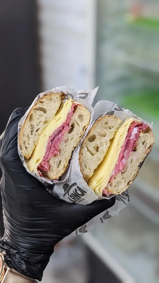 SALAME Y QUESO SANDWICH BAGUETTE